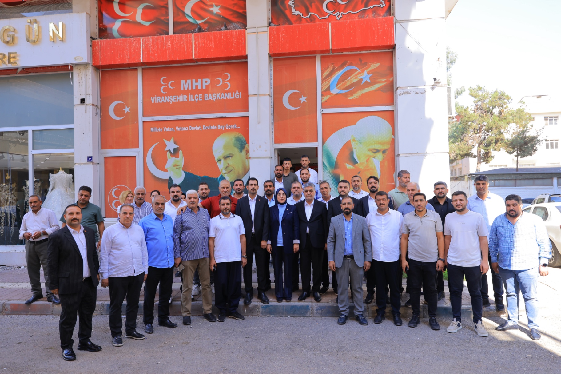 İlçe binamız önünde toplu fotoğraf