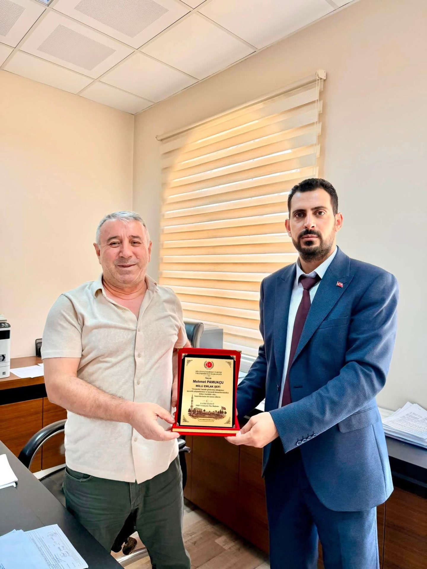 İlçe Başkanımız Fatih YÜZÜCÜ'den Milli Emlak Şefi Mehmet PAMUKÇU'ya Ziyaret ve Plaket Takdimi