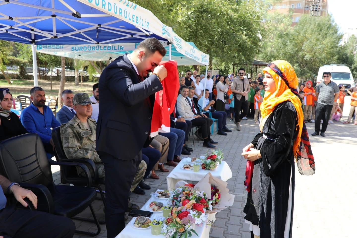 Programda Türk bayrağı takdimi